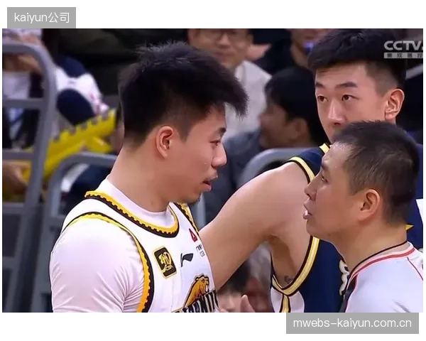 转会上海队的张镇麟无缝融入新体系,其空切和定点三分丰富了球队的进攻层次。 转会上海队的张镇麟无缝融入新体系,其空切和定点三分丰富了球队的进攻层次。